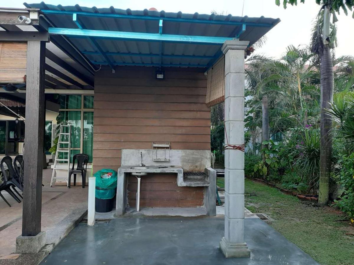 Melaka Beachfront Villa With Pool Екстер'єр фото