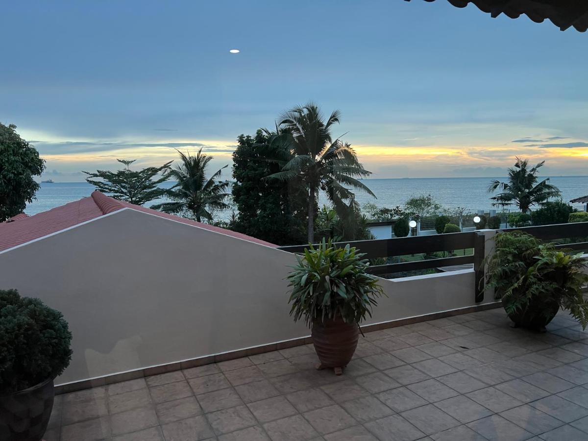 Melaka Beachfront Villa With Pool Екстер'єр фото