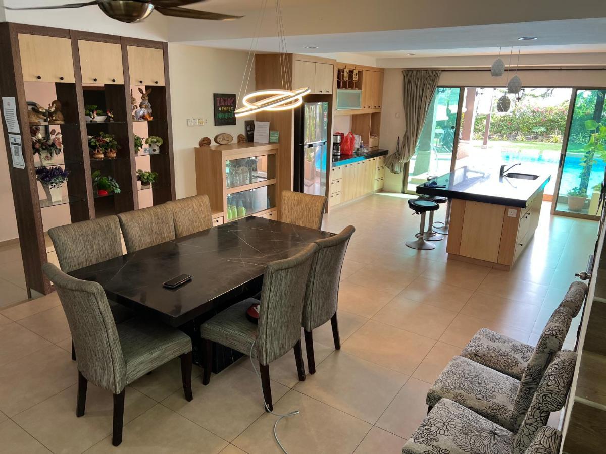 Melaka Beachfront Villa With Pool Екстер'єр фото