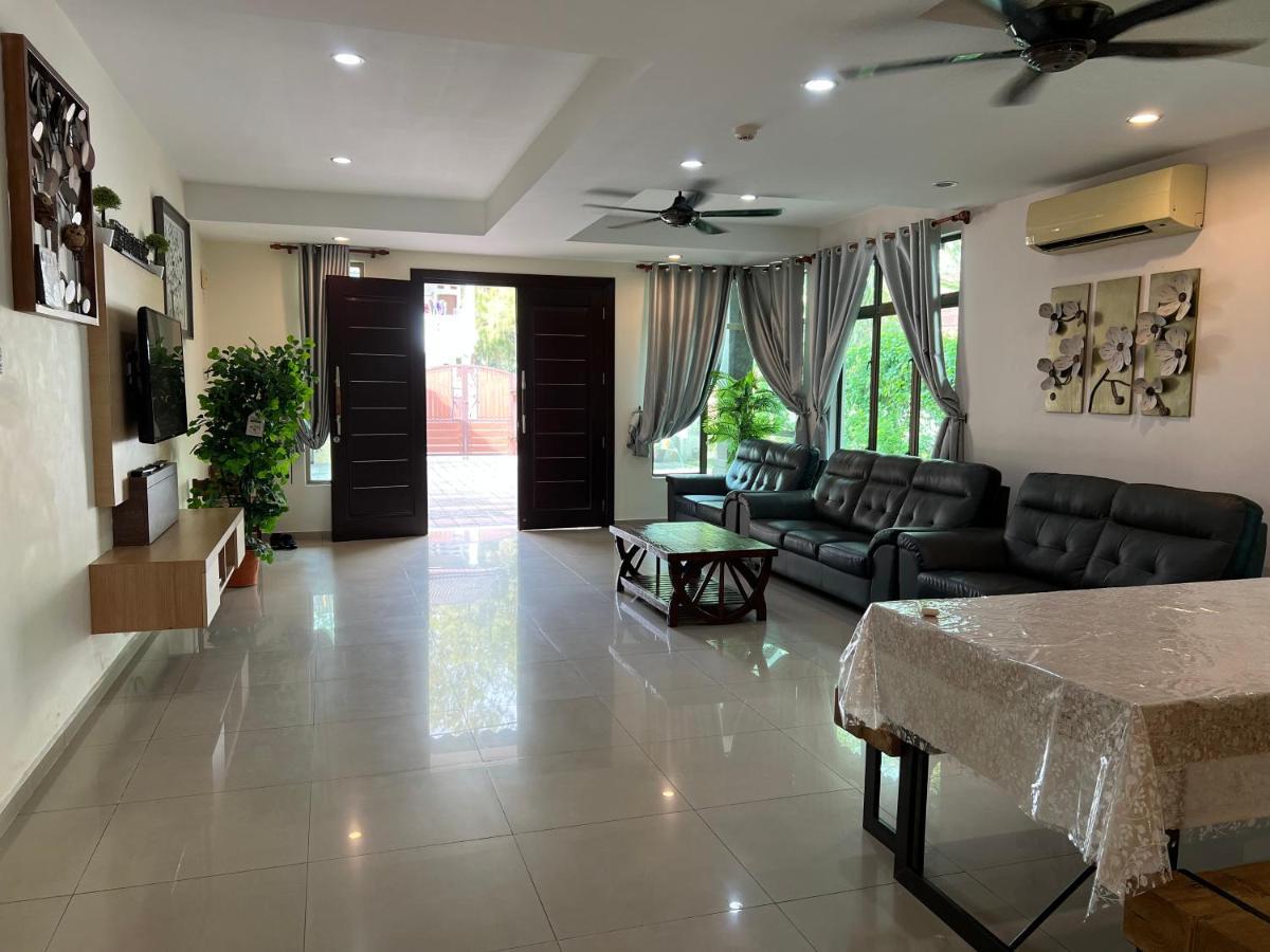 Melaka Beachfront Villa With Pool Екстер'єр фото