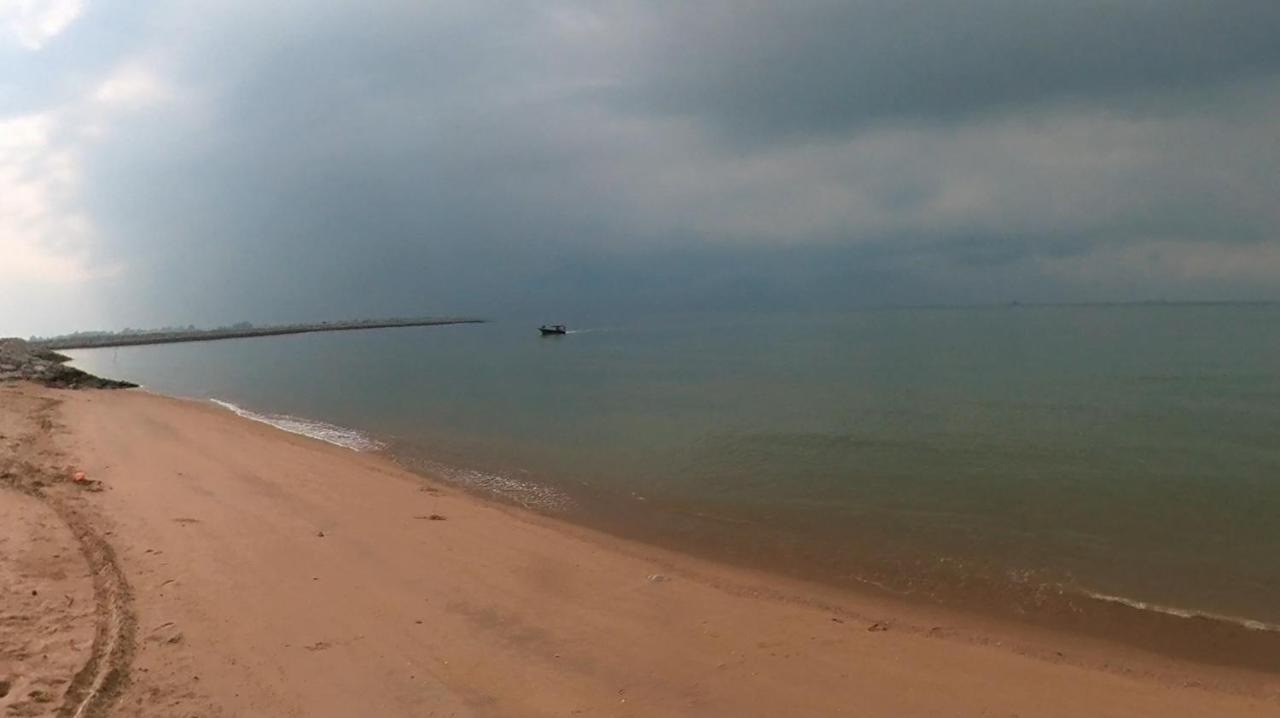 Melaka Beachfront Villa With Pool Екстер'єр фото