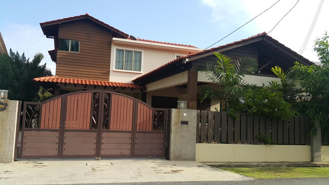 Melaka Beachfront Villa With Pool Екстер'єр фото