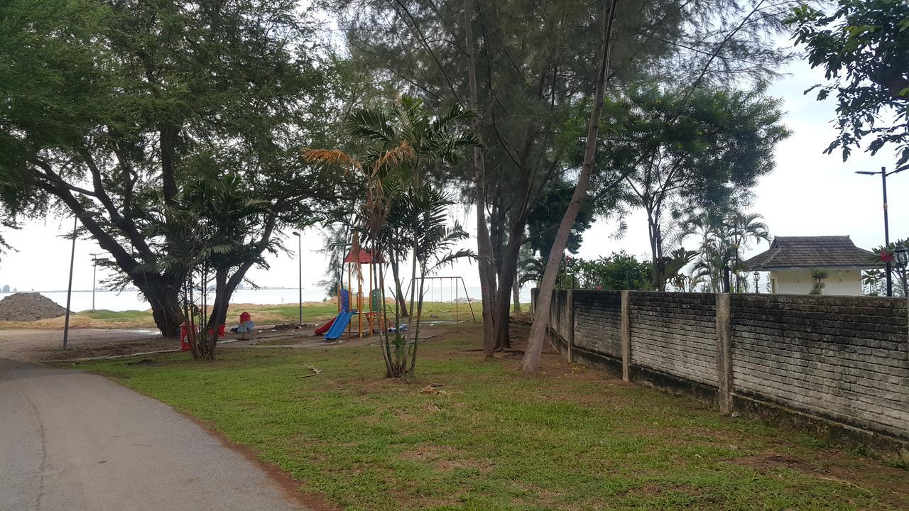 Melaka Beachfront Villa With Pool Екстер'єр фото