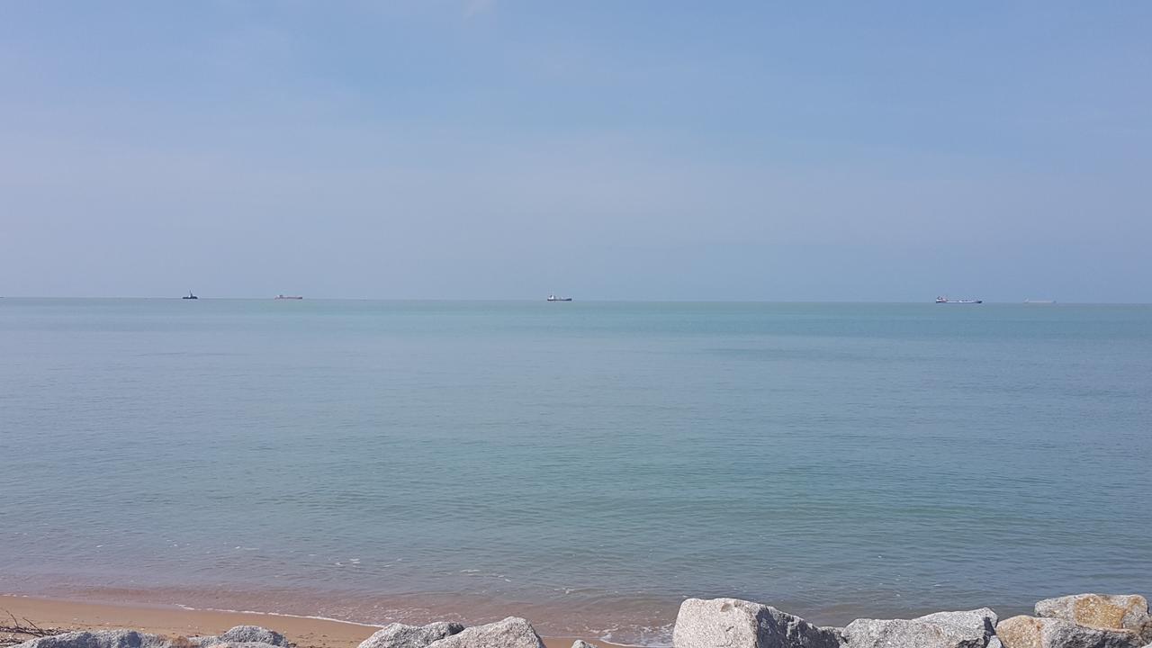 Melaka Beachfront Villa With Pool Екстер'єр фото