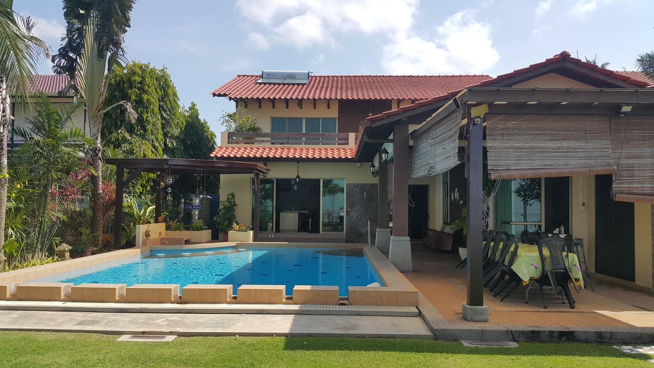 Melaka Beachfront Villa With Pool Екстер'єр фото