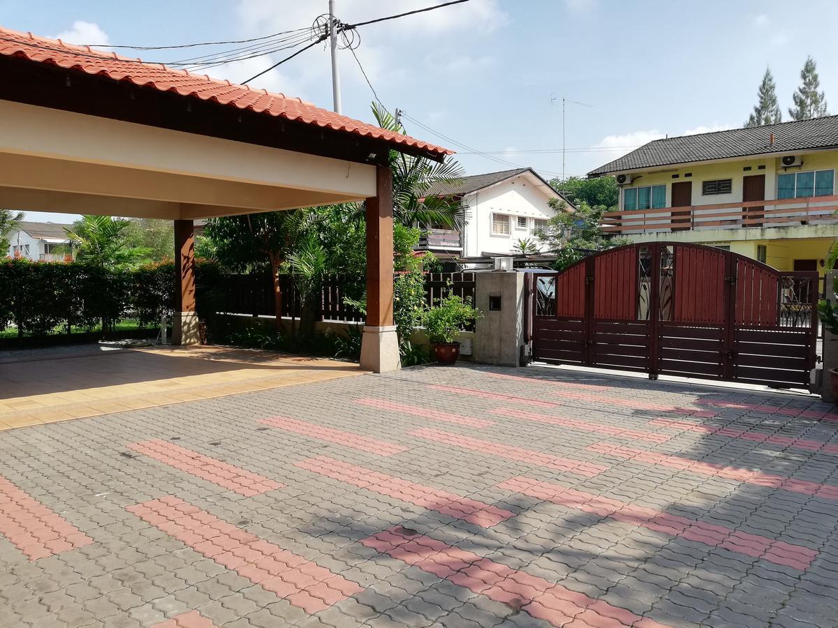 Melaka Beachfront Villa With Pool Екстер'єр фото