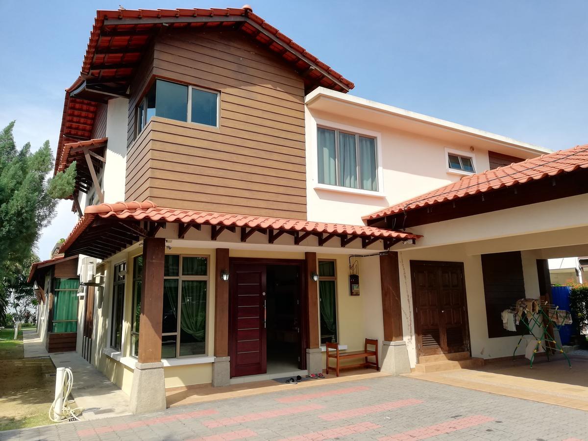 Melaka Beachfront Villa With Pool Екстер'єр фото